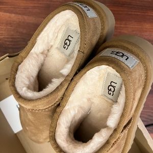 Authentic Ugg classic slipper. Cognac/chestnut color